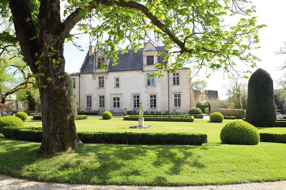 Château de Beaulon的公园和花园