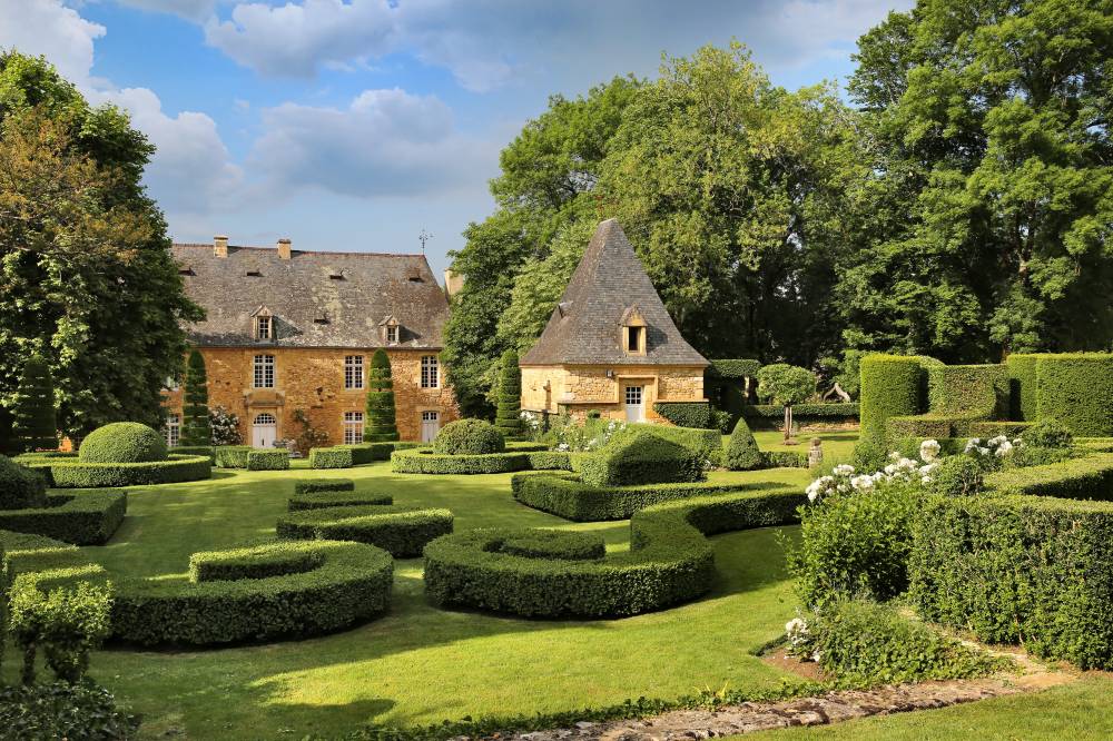 Garden Party dans la cour de Manoir, Jardins du Manoir d'Eyrignac, Salignac-Eyvigues (24)