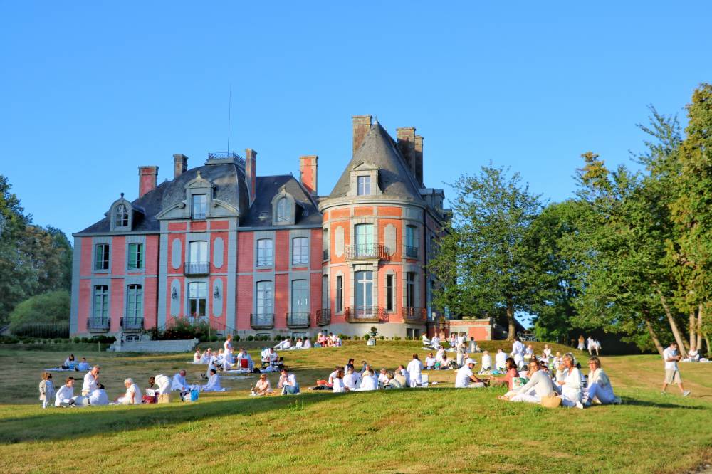 Pique-nique en blanc sur les pelouses du Château, Parc du Château de Chantore, Bacilly (50)