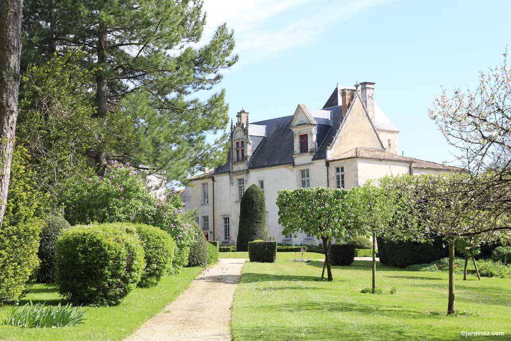 Château de Beaulon的公园和花园 photo 2
