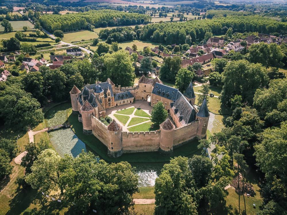 Girouette sur le toit du Château d'Ainay-le-Vieil (18) - Photo de LES  GIROUETTES - Le JardinOscope coté pratique, les bons gestes à faire au  jardin