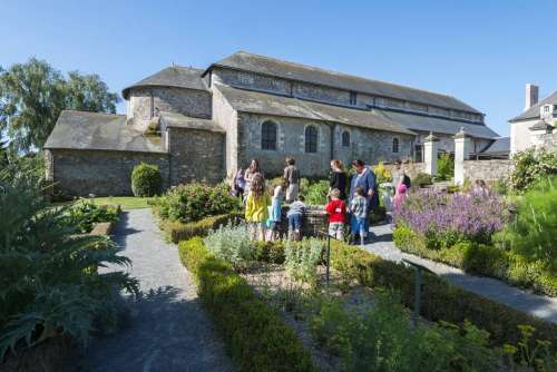 Site de l'abbatiale - Jardin des simples et verger