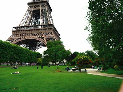 Parco del Champ-de-Mars a Parigi photo 1